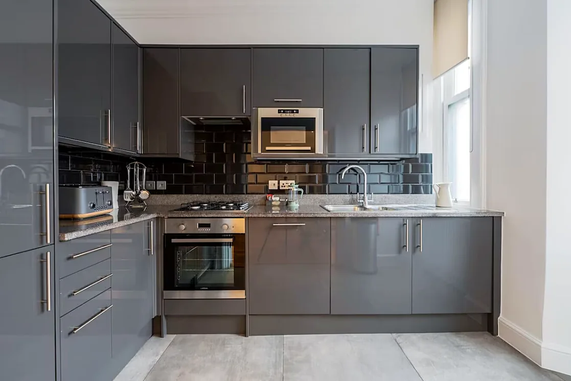 Fitted kitchen with oven, gas hob and microwave