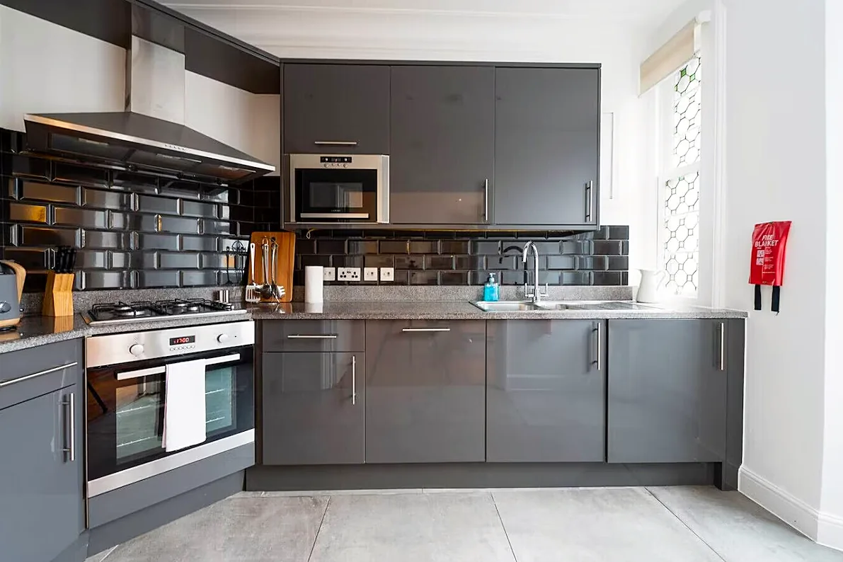 Kitchen with oven, gas hob and microwave