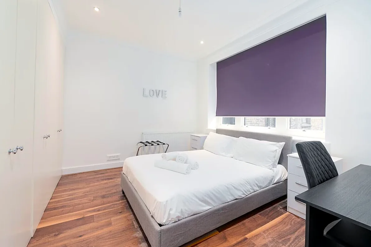 Double bedroom with desk