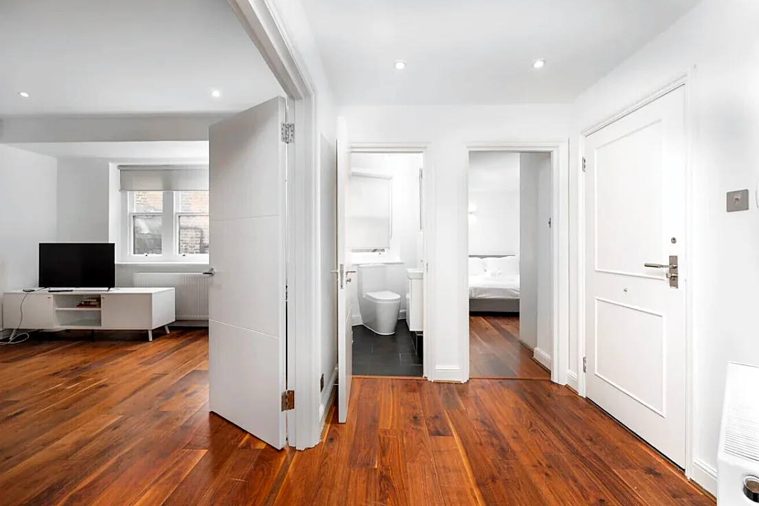 Hallway leading to the bedrooms and WC