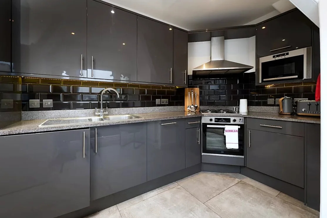 Kitchen with gas hob, oven and microwave