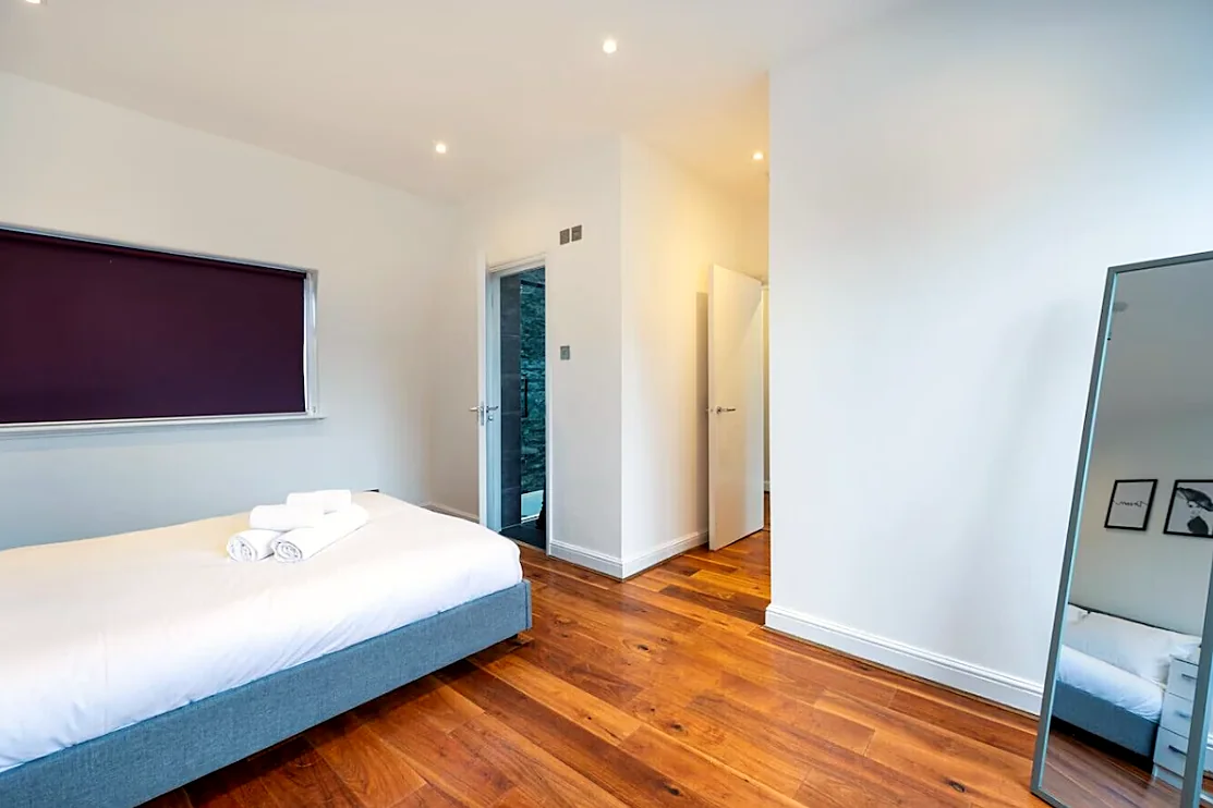 Bedroom with en-suite door
